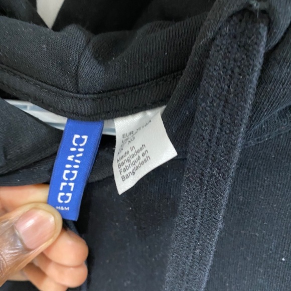 Black H & M Crewneck. - Picture 5 of 7